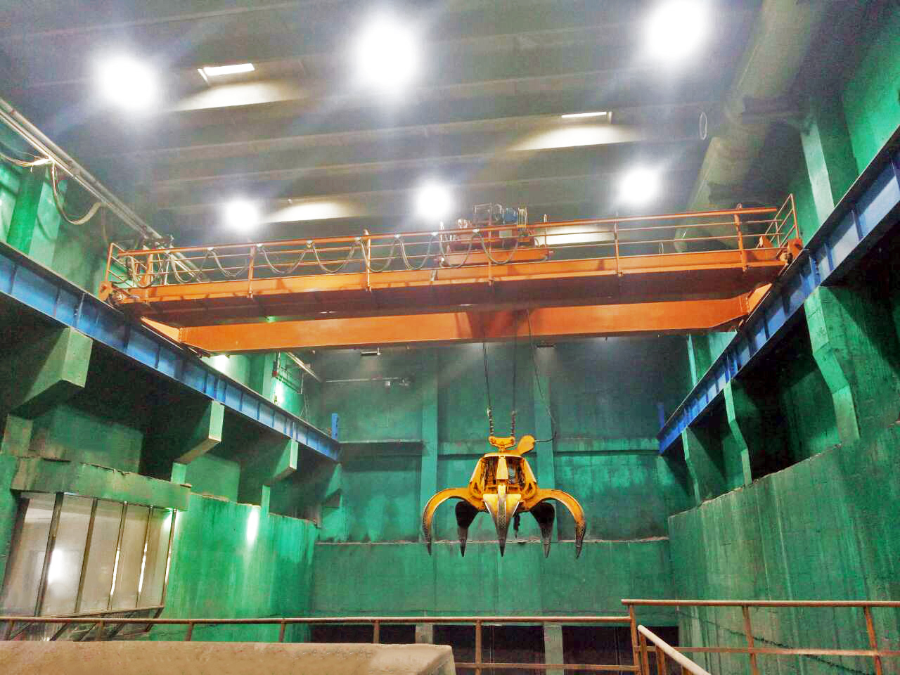 1657442580719921.jpg 抓斗垃圾吊.jpg